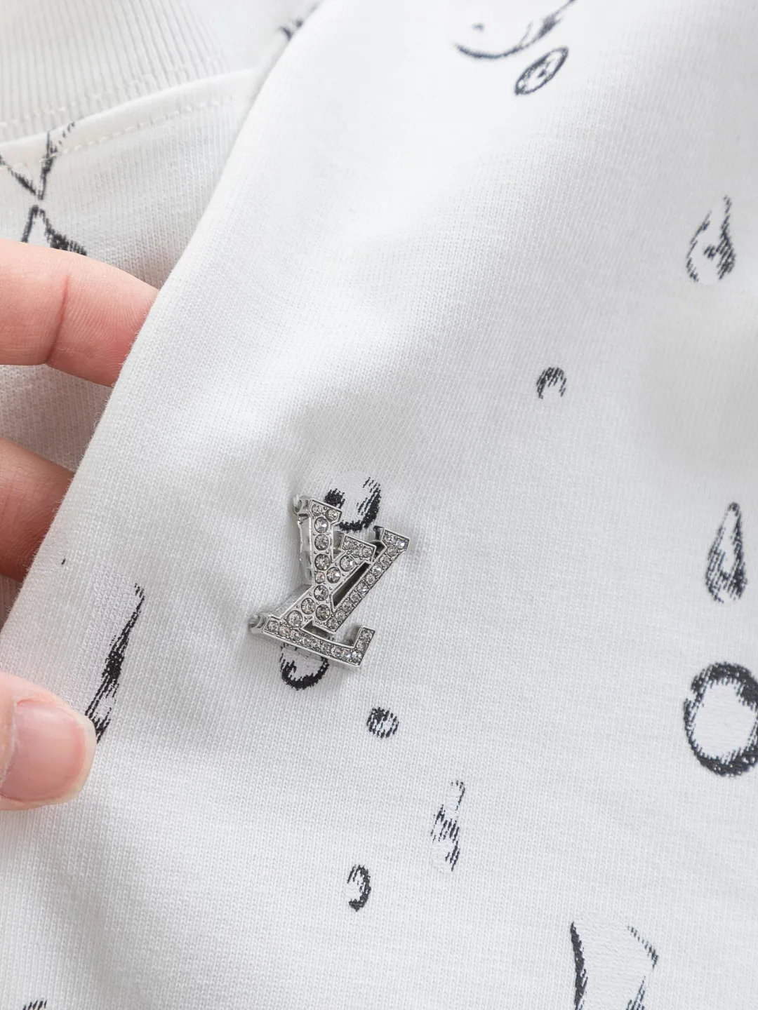 🅿️200 Louis Vuitton 1V LV lv slightly wide version S-XL LV 26ss new products are available at counters simultaneously. Multiple craftsmanship. Gold thread jacquard checkerboard letters on the chest🪡 embroidery. Round neck short-sleeved T-shirt, same style for men and women! Consigned to one-to-one creation. Synchronized with the official website, pure cotton fabrics at the counter! It is close to the skin and comfortable, durable and easy to wear. It has a classic and simple logo design and meticulous original craftsmanship. Short-sleeves, a must-have item for men, do not appear to be the same for the general public, but must be unique and eye-catching. This LV short-sleeve is all about quality, comfort, the same shape and fashion as always, including fabrics and cutting techniques. All of them have been made with great effort! 320 grams of washed pure cotton fabric, pure cotton is breathable, very refreshing and comfortable for daily wear. The rib knitting on the neckline is smooth and tight, and the neckline will not be skewed if you toss it at will. The loose version, you will find that it looks really good on the upper body. The overall is minimalist and neat, super versatile for daily use! Pair it casually with a pair of pants for a youthful look. A T-shirt will make your outfit crazy. It is a fashionable item that can never go wrong! Color: Black White Size: S-XL Size chart: S: Shoulder width 50-Bust 56-Length 70 M: Shoulder width 52-Bust 57-Length 72 L: Shoulder width 54-Bust 59-Length 74 XL: Shoulder width 56-Bust 62-Length 76